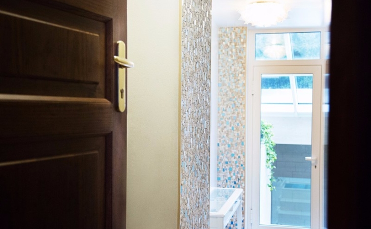 rivestimenti parietali in mosaico per l'entrata di una casa